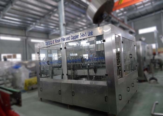 중국 12000BHPH 음료 충전물 기계, 플라스틱 병을 위한 자동적인 액체 충전물 기계 협력 업체