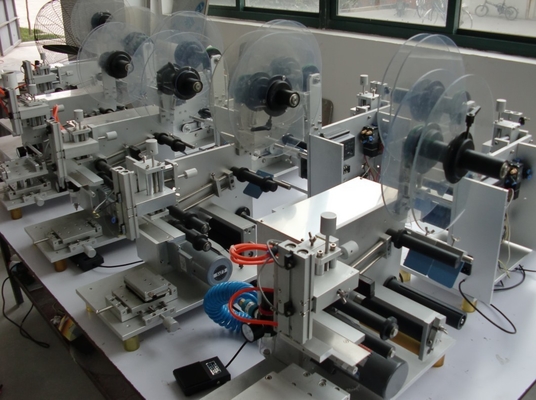 중국 반 자동적인 적포도주 레테르를 붙이는 기계 화장품 작은 유리병 레테르를 붙이기  협력 업체